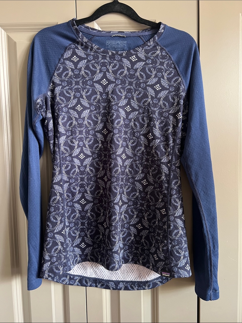 Patagonia Women's Navy Patterned Long-Sleeve Raglan Top